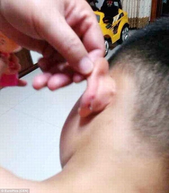  bấm ghim vào tai, bảo mẫu, giáo viên mần non bấm ghim vào tai, tin ngôi sao