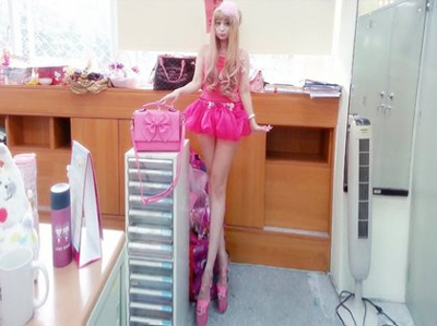 búp bê sống Đài Loan,búp bê Barbie Đài Loan,Uông Quân Yến,Uông Quân Yến mắt trợn trừng