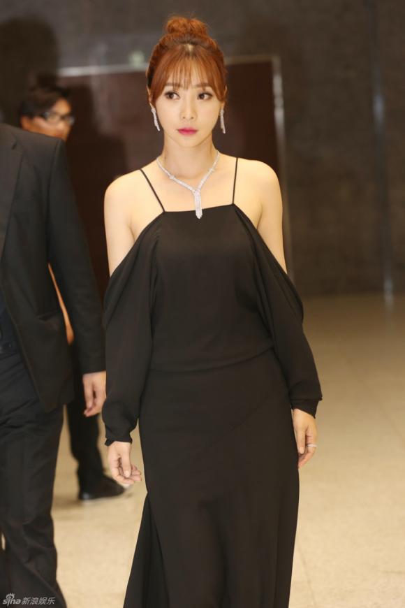 Liễu Nham, Liễu Nham hở bạo, Liễu Nham mặc như không, Liễu Nham nóng bỏng, siêu vòng 1 Liễu Nham, tin ngôi sao, tin ngoi sao