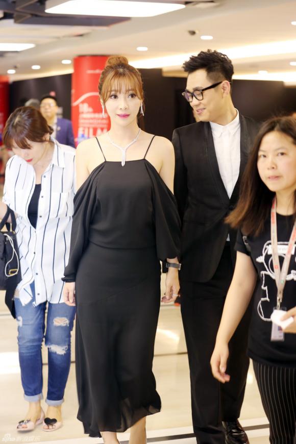 Liễu Nham, Liễu Nham hở bạo, Liễu Nham mặc như không, Liễu Nham nóng bỏng, siêu vòng 1 Liễu Nham, tin ngôi sao, tin ngoi sao