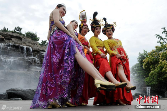 sinh viên Trung Quốc,ảnh kỷ yếu của sinh viên Trung Quốc,sinh viên Trung Quốc mặc áo nhà Đường,ảnh tốt nghiệp