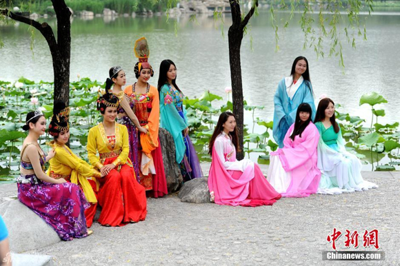 sinh viên Trung Quốc,ảnh kỷ yếu của sinh viên Trung Quốc,sinh viên Trung Quốc mặc áo nhà Đường,ảnh tốt nghiệp