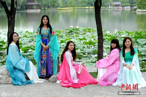 sinh viên Trung Quốc,ảnh kỷ yếu của sinh viên Trung Quốc,sinh viên Trung Quốc mặc áo nhà Đường,ảnh tốt nghiệp