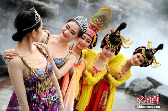 sinh viên Trung Quốc,ảnh kỷ yếu của sinh viên Trung Quốc,sinh viên Trung Quốc mặc áo nhà Đường,ảnh tốt nghiệp