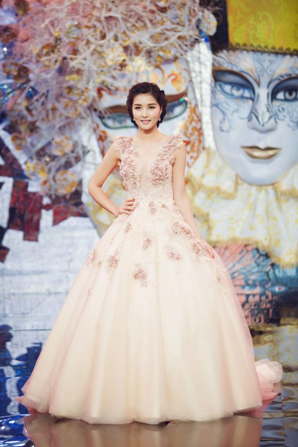 Triệu Thị Hà, Hoa hậu các dân tộc Việt Nam 2012, Hoa hậu Triệu Thị Hà, Hoa hậu trả vương miện, Triệu Thị Hà lộng lẫy làm vedette