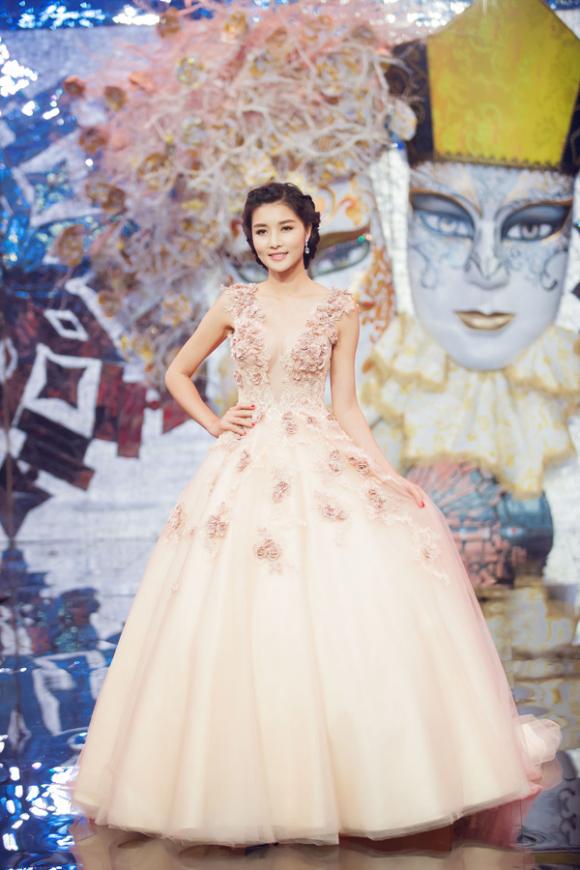 Triệu Thị Hà, Hoa hậu các dân tộc Việt Nam 2012, Hoa hậu Triệu Thị Hà, Hoa hậu trả vương miện, Triệu Thị Hà lộng lẫy làm vedette