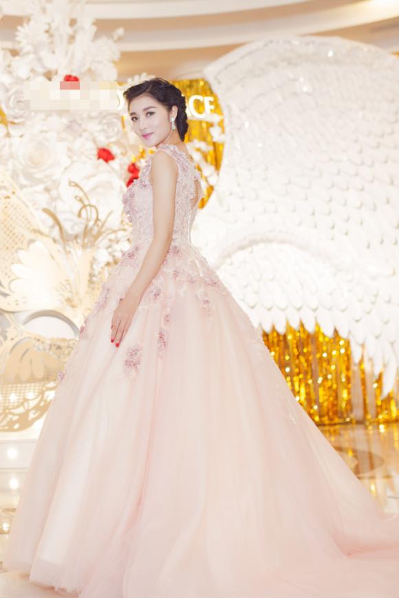 Triệu Thị Hà, Hoa hậu các dân tộc Việt Nam 2012, Hoa hậu Triệu Thị Hà, Hoa hậu trả vương miện, Triệu Thị Hà lộng lẫy làm vedette