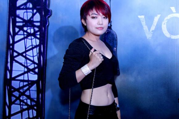 Tinna Tình, bông hồng lai Tinna Tình, tình cũ đạo diễn Charlie Nguyễn, Tinna Tình khoe eo thon, Tinna Tình lộ khuyên rốn táo bạo