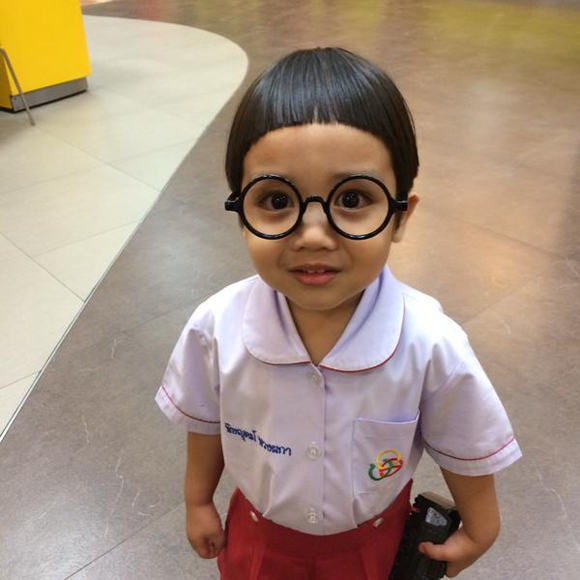em bé giống Maruko,em bé Thái Lan,em bé có mái đầu nấm,em bé đeo kính gọng tròn