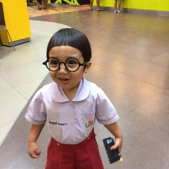 em bé giống Maruko,em bé Thái Lan,em bé có mái đầu nấm,em bé đeo kính gọng tròn