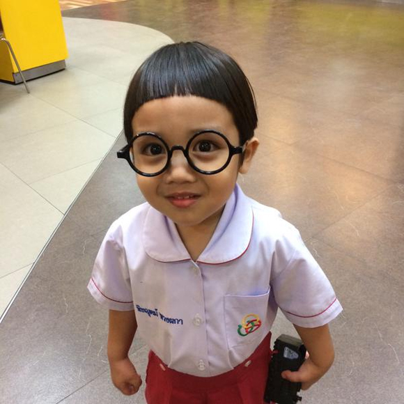 em bé giống Maruko,em bé Thái Lan,em bé có mái đầu nấm,em bé đeo kính gọng tròn
