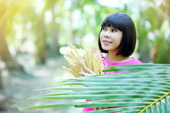 Việt Hương, danh hài Việt Hương, vợ Hoài Linh, Việt Hương trẻ trung, Việt Hương điệu đà với áo dài cách tân