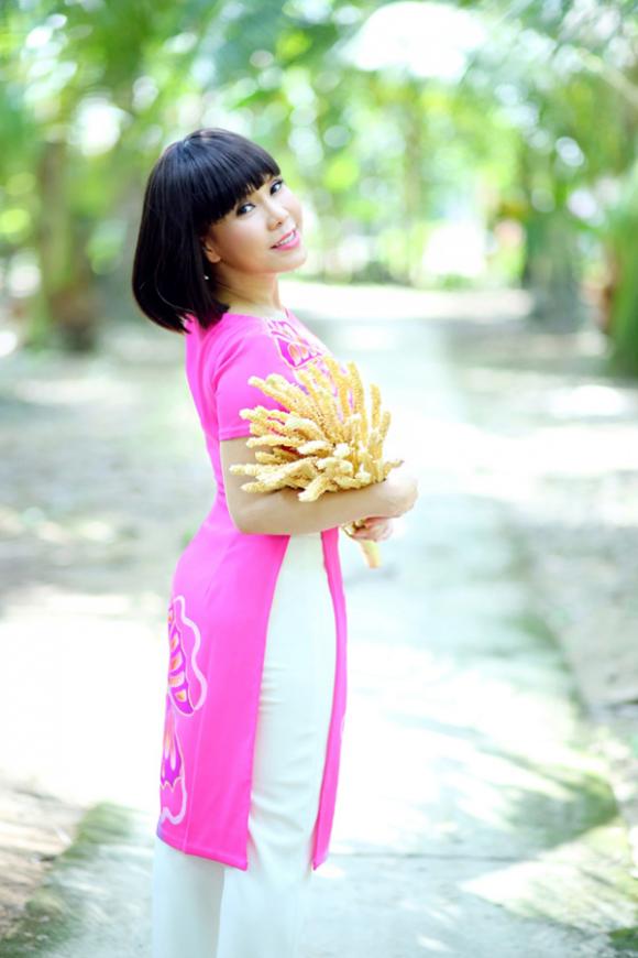 Việt Hương, danh hài Việt Hương, vợ Hoài Linh, Việt Hương trẻ trung, Việt Hương điệu đà với áo dài cách tân