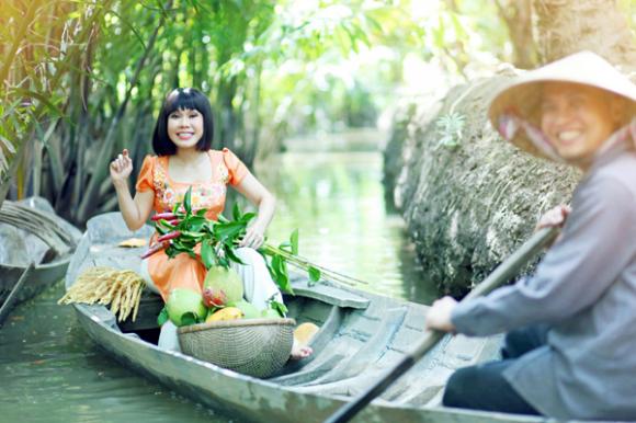 Việt Hương, danh hài Việt Hương, vợ Hoài Linh, Việt Hương trẻ trung, Việt Hương điệu đà với áo dài cách tân
