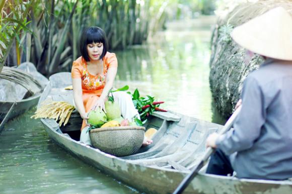 Việt Hương, danh hài Việt Hương, vợ Hoài Linh, Việt Hương trẻ trung, Việt Hương điệu đà với áo dài cách tân