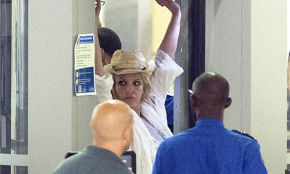 Britney Spears,Britney Spears lộ ngực lốm đốm,Britney Spears khoe vòng một với váy cut out,Britney Spears dự Teen Choice Awards 2015,Britey Spears nhuộm tóc độc đáo