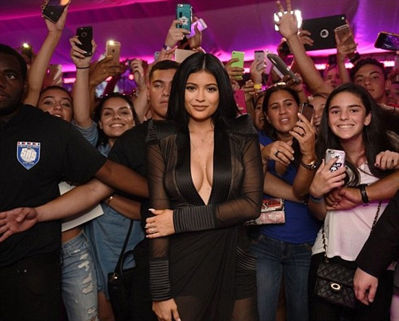 em gái Kim,Kylie Jenner,em gái Kim diện váy cắt xẻ táo bạo,em gái Kim nổi bật tại sự kiện