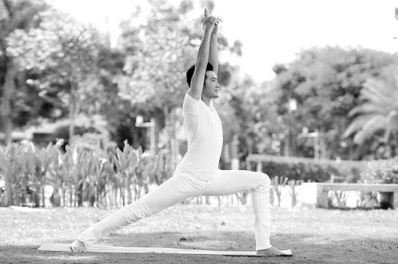 Nguyễn Phi Hùng, Nguyễn Phi Hùng khoe cơ thể dẻo dai, Nguyễn Phi Hùng tập Yoga, ngày kỉ niệm Yoga toàn thế giới