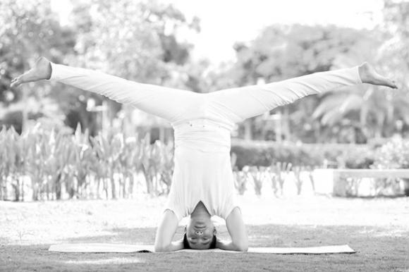 Nguyễn Phi Hùng, Nguyễn Phi Hùng khoe cơ thể dẻo dai, Nguyễn Phi Hùng tập Yoga, ngày kỉ niệm Yoga toàn thế giới