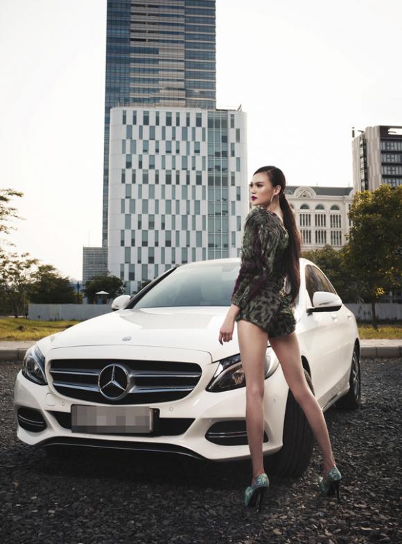 Cao Thùy Linh, Hoa hậu Cao Thùy Linh, Cao Thùy Linh khoe xế hộp tiền tỷ, Cao Thùy Linh khoe dáng đầy gợi cảm bên xế hộp