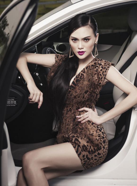 Cao Thùy Linh, Hoa hậu Cao Thùy Linh, Cao Thùy Linh khoe xế hộp tiền tỷ, Cao Thùy Linh khoe dáng đầy gợi cảm bên xế hộp