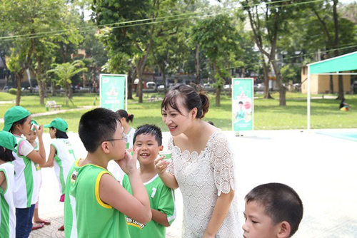 Khánh Linh, ca si khanh linh, khanh linh dan con di hoi trai, con trai khanh linh