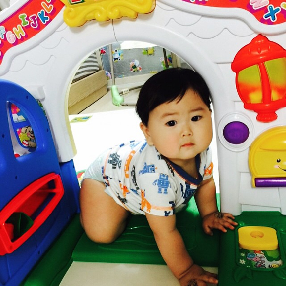 cậu bé má bánh bao,cậu bé Hàn Quốc đáng yêu,cậu bé mắt một mí,cậu bé bầu bĩnh