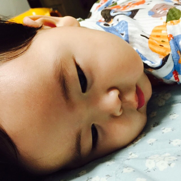 cậu bé má bánh bao,cậu bé Hàn Quốc đáng yêu,cậu bé mắt một mí,cậu bé bầu bĩnh
