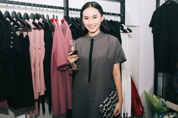 Hoàng Thùy, Quán quân VNTM, Hoàng Thùy diện quần siêu ngắn, Hoàng Thùy khoe chân dài sexy