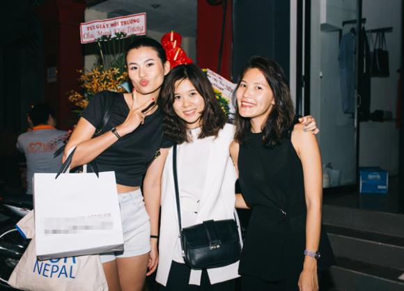 Hoàng Thùy, Quán quân VNTM, Hoàng Thùy diện quần siêu ngắn, Hoàng Thùy khoe chân dài sexy