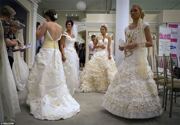 váy cưới làm bằng giấy vệ sinh,cuộc thi váy cưới làm bằng giấy vệ sinh,váy cưới