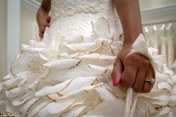 váy cưới làm bằng giấy vệ sinh,cuộc thi váy cưới làm bằng giấy vệ sinh,váy cưới