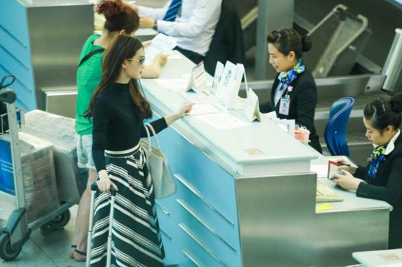 Diễm Trang, Á hậu Diễm Trang, Á hậu Việt Nam 2014, Diễm Trang được mẹ tháp tùng ra sân bay