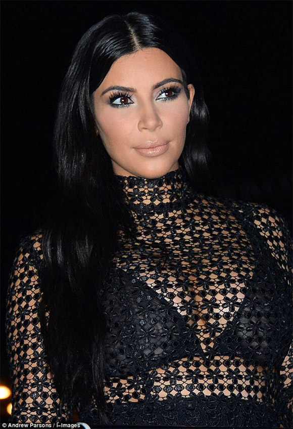 Kim Kardashian,Kim Kardashian váy ren,Kim Kardashian khoe ngực