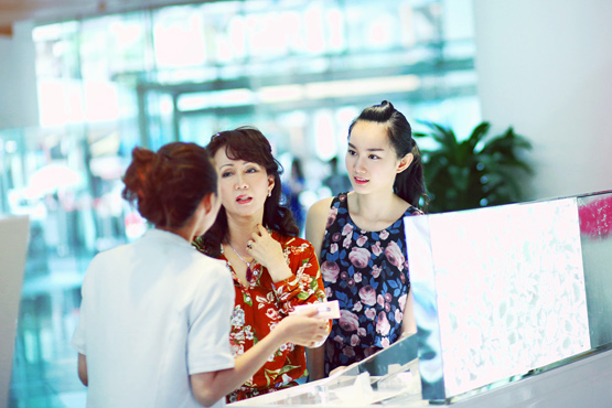 Ca sĩ Mỹ An, Mỹ An dạo phố cùng mẹ, bắt gặp Mỹ An cùng mẹ đi mua sắm