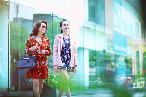 Ca sĩ Mỹ An, Mỹ An dạo phố cùng mẹ, bắt gặp Mỹ An cùng mẹ đi mua sắm