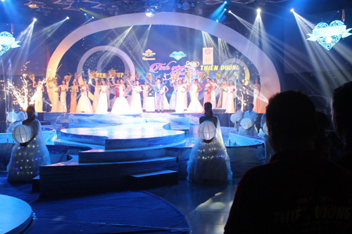 trien-lam-tiec-cuoi-256-10-ngoisao 4 Triển lãm tiệc cưới, Queen's day 2015, Tình yêu thơ mộng