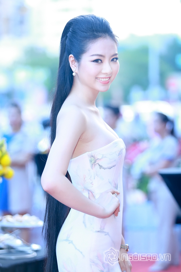 Hoa hau ngoc anh,hoa hau dan toc ngoc anh,ngoc anh ngoi xe hop tien ty,ngoc anh di su kien