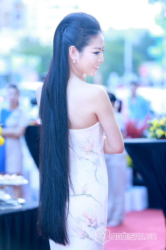 Hoa hau ngoc anh,hoa hau dan toc ngoc anh,ngoc anh ngoi xe hop tien ty,ngoc anh di su kien