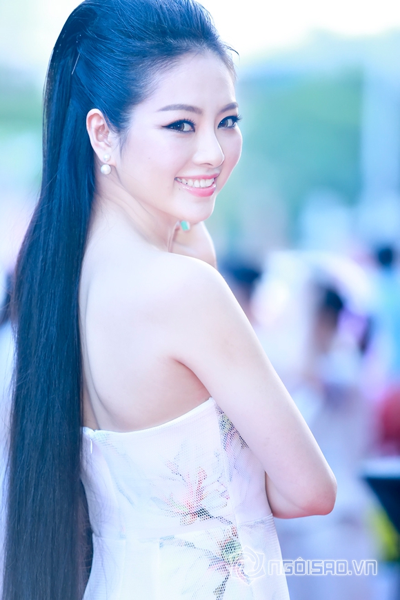 Hoa hau ngoc anh,hoa hau dan toc ngoc anh,ngoc anh ngoi xe hop tien ty,ngoc anh di su kien