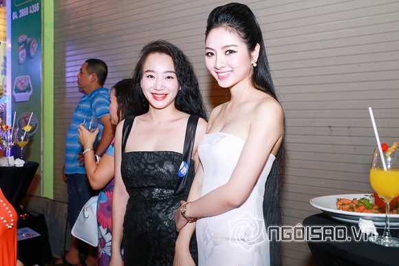 Hoa hau ngoc anh,hoa hau dan toc ngoc anh,ngoc anh ngoi xe hop tien ty,ngoc anh di su kien