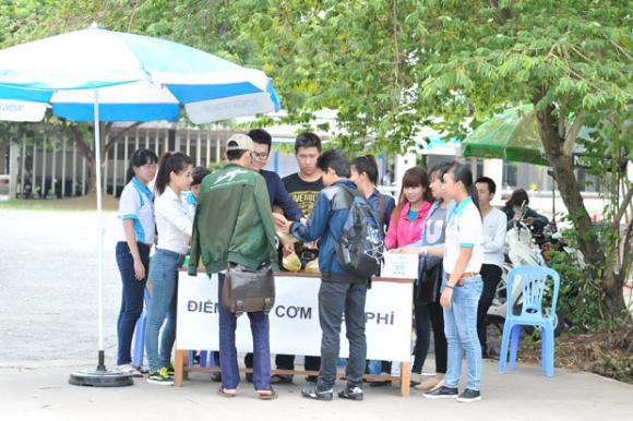  Á vương Ký Quốc Đạt, a vuong ky quoc dat, bac si ky quoc dat,  Á vương Ký Quốc Đạt làm từ thiện,  Á vương Ký Quốc Đạt phát cơm cho sĩ tử