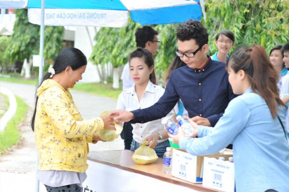  Á vương Ký Quốc Đạt, a vuong ky quoc dat, bac si ky quoc dat,  Á vương Ký Quốc Đạt làm từ thiện,  Á vương Ký Quốc Đạt phát cơm cho sĩ tử