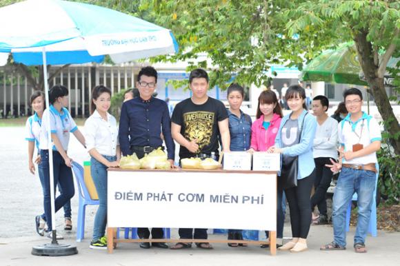  Á vương Ký Quốc Đạt, a vuong ky quoc dat, bac si ky quoc dat,  Á vương Ký Quốc Đạt làm từ thiện,  Á vương Ký Quốc Đạt phát cơm cho sĩ tử