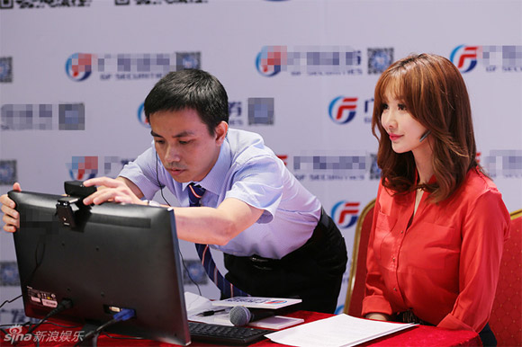 Liễu Nham,Liễu Nham hở hang,Liễu Nham ăn mặc kín đáo