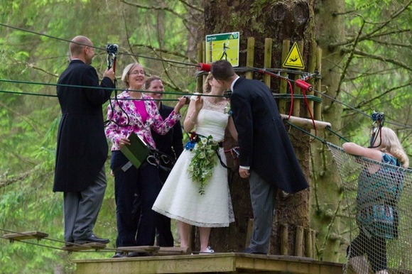 Cặp đôi làm đám cưới trên cây độc đáo, tổ chức cưới trên cây, Cặp đôi tỏ chức cưới trên cây, giới trẻ, cộng đồng, tin ngôi sao