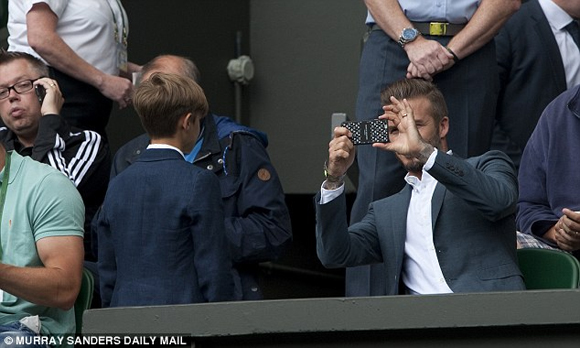 Becks,Becks lấy nước bọt lau miệng cho con trai,Romeo,bố con Becks đi xem quần vợt