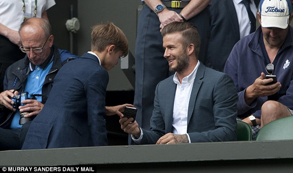 Becks,Becks lấy nước bọt lau miệng cho con trai,Romeo,bố con Becks đi xem quần vợt