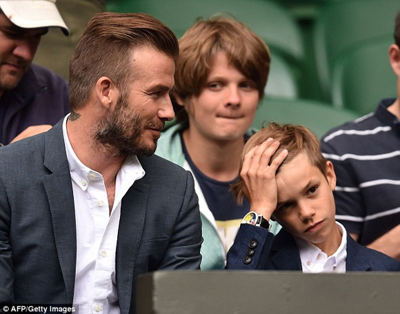 Becks,Becks lấy nước bọt lau miệng cho con trai,Romeo,bố con Becks đi xem quần vợt