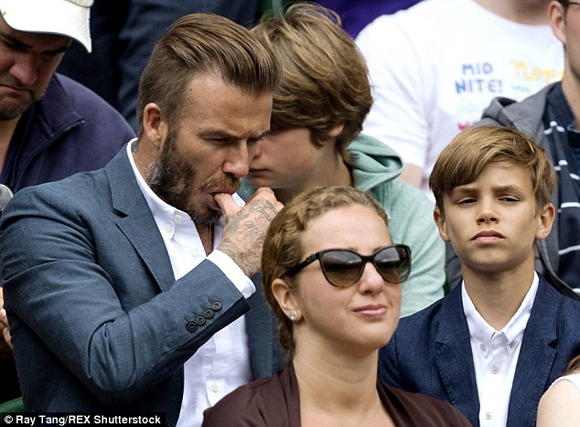 Becks,Becks lấy nước bọt lau miệng cho con trai,Romeo,bố con Becks đi xem quần vợt